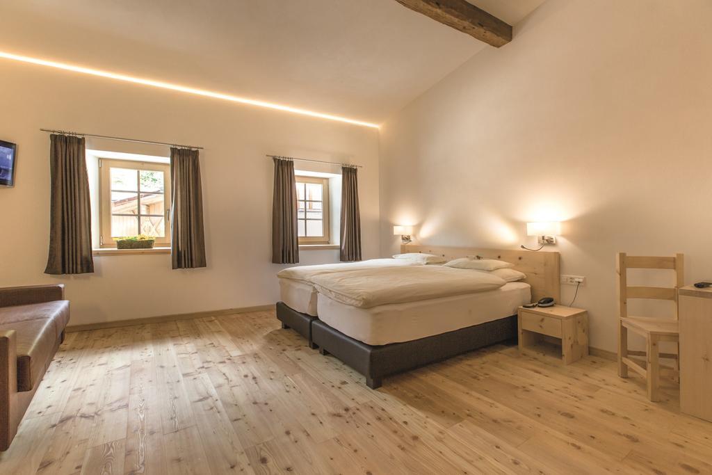 Hotel Helvetia Mustair Ruang foto