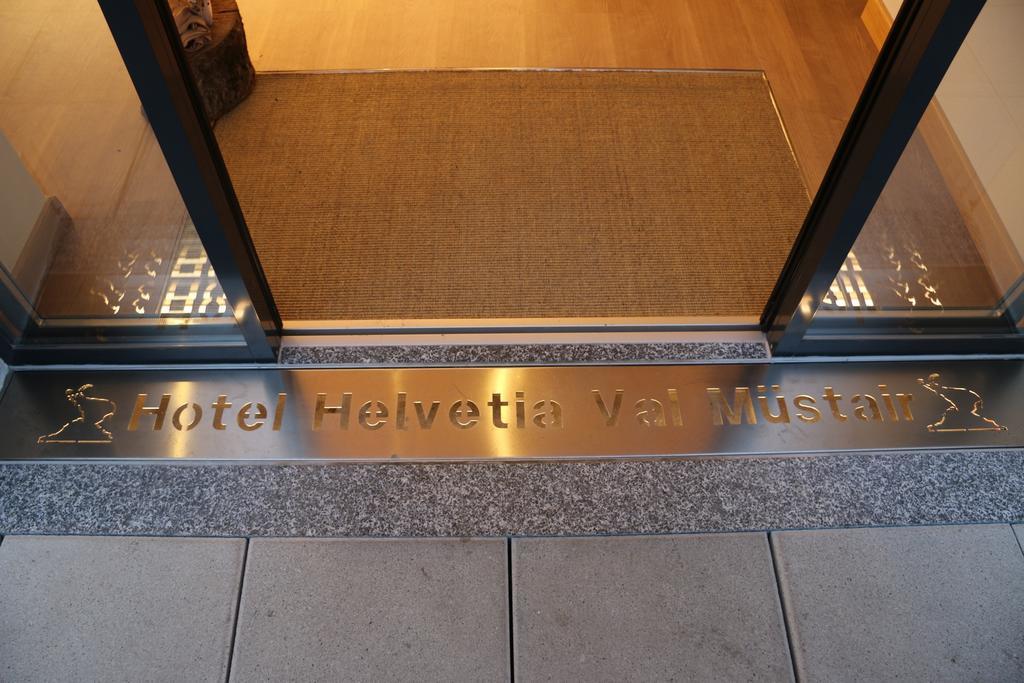 Hotel Helvetia Mustair Bagian luar foto