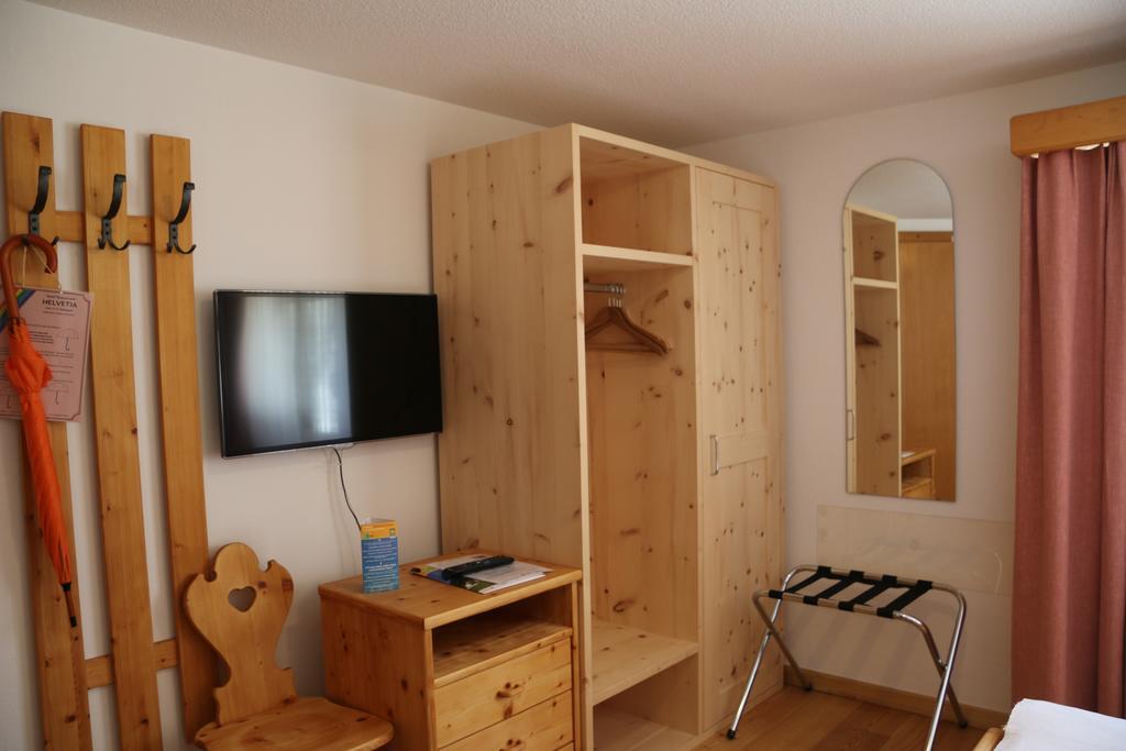 Hotel Helvetia Mustair Bagian luar foto