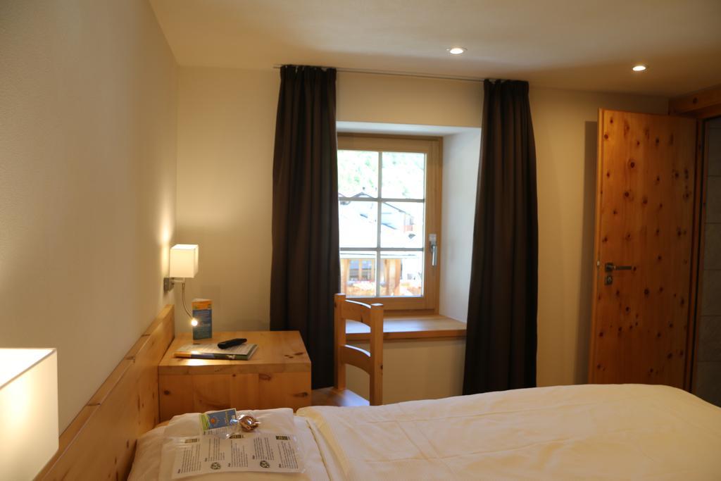 Hotel Helvetia Mustair Bagian luar foto