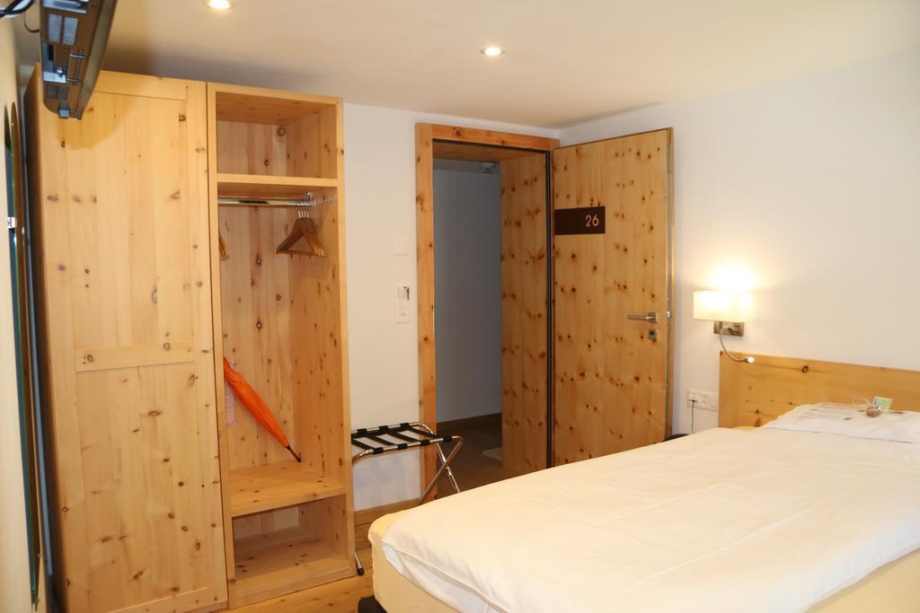Hotel Helvetia Mustair Bagian luar foto