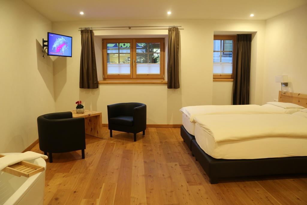 Hotel Helvetia Mustair Bagian luar foto
